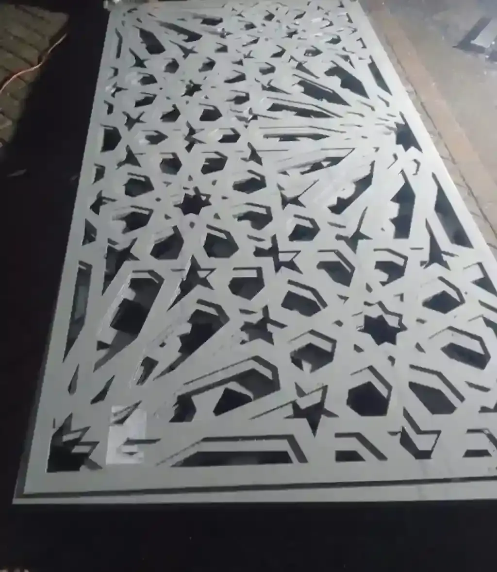 Panel ACP dengan pola hasil CNC router